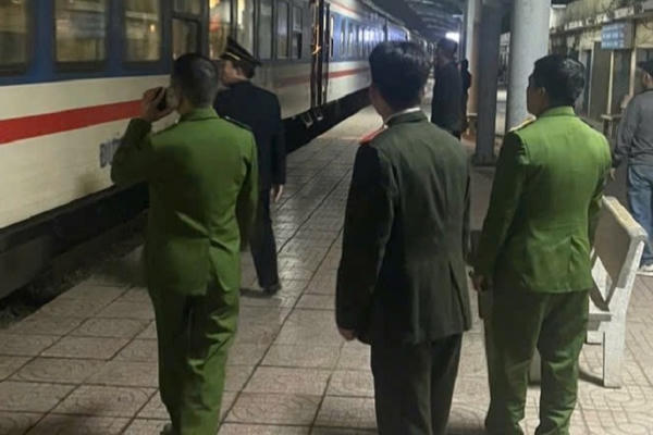 Thiếu nữ 16 tuổi bị “bắt cóc online” được giải cứu khi đang đi tàu hỏa Thiếu nữ 16 tuổi bị “bắt cóc online” được giải cứu khi đang đi tàu hỏa