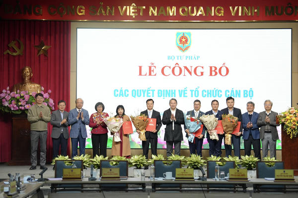 Bộ Tư pháp trao Quyết định bổ nhiệm, điều động cho 5 đồng chí