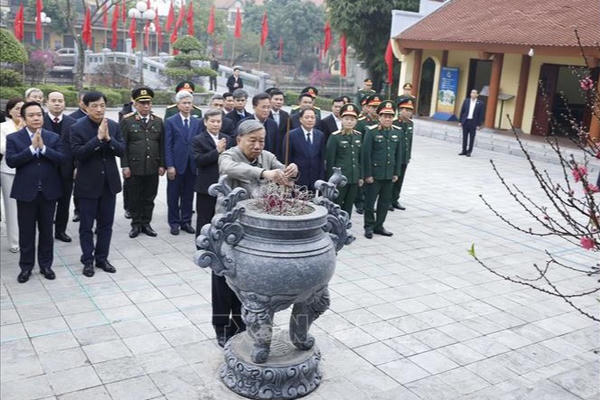 Tổng Bí thư Tô Lâm dâng hương tưởng niệm các đồng chí lãnh đạo tiền bối