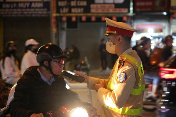 Phát hiện 85 tài xế vi phạm nồng độ cồn trong 1 đêm tại Hà Nội