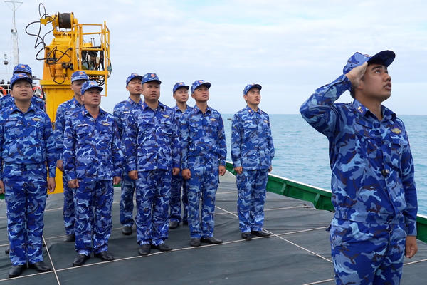 Vững vàng dưới cờ Tổ quốc nơi biển trời Trường Sa