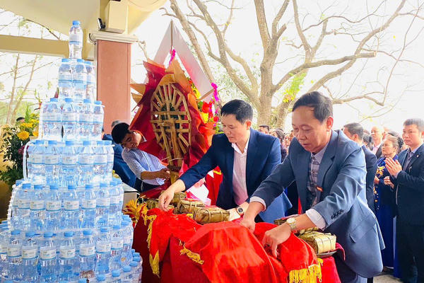 Lễ dâng bánh chưng tri ân bà Hoàng Thị Loan - thân mẫu Chủ tịch Hồ Chí Minh Lễ dâng bánh chưng tri ân bà Hoàng Thị Loan - thân mẫu Chủ tịch Hồ Chí Minh