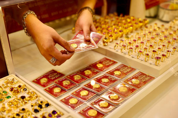 Giá vàng ngày 26/2: Vàng thế giới tăng nhẹ, vàng miếng SJC và vàng nhẫn giảm ngày vía Thần tài