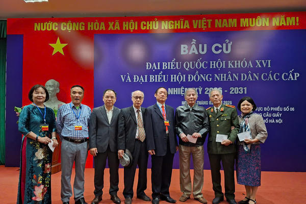 Cử tri Hà Nội hân hoan trong ngày bầu cử Cử tri Hà Nội hân hoan trong ngày bầu cử