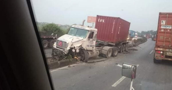 Hải Dương: Hai xe đầu kéo va chạm nhau, tài xế chết cháy trong cabin