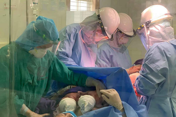 Quảng Ninh: Cặp song sinh chào đời mạnh khỏe trong phòng cách ly Covid-19