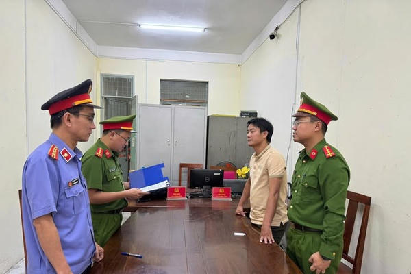 Bắt giám đốc doanh nghiệp chỉ đạo nhân viên khai thác cát sỏi trái phép trên sông Vàng