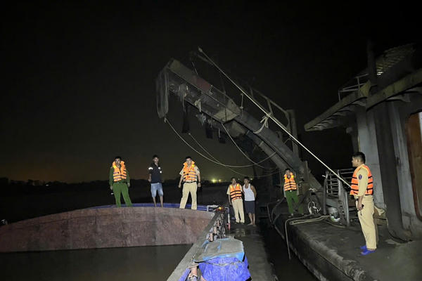 Mật phục ban đêm bắt "cát tặc" trên sông Hồng Mật phục ban đêm bắt "cát tặc" trên sông Hồng