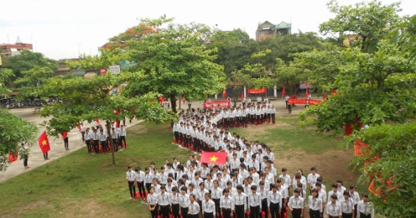 Hà Nam: Chụp ảnh kỷ yếu trong trường, học sinh bức xúc tố nhà trường thu tiền phí?