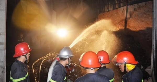 TPHCM: Gần 20 xe cứu hỏa được điều động cứu xưởng vải cháy rụi TPHCM: Gần 20 xe cứu hỏa được điều động cứu xưởng vải cháy rụi