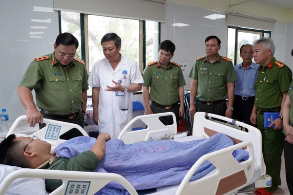 Hà Nội: Thượng úy cảnh sát hình sự bị 2 “quái xế” tông gãy xương khi yêu cầu dừng xe Hà Nội: Thượng úy cảnh sát hình sự bị 2 “quái xế” tông gãy xương khi yêu cầu dừng xe