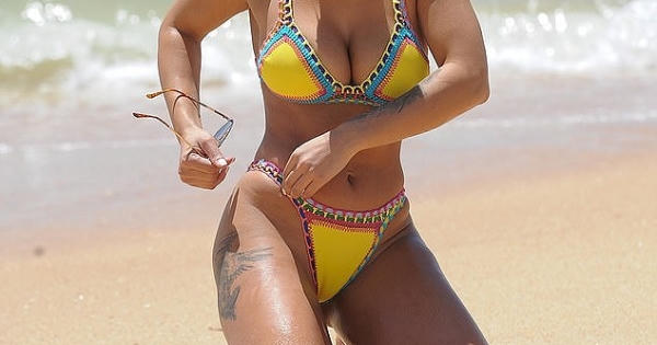 Đường cong 'bốc lửa' của sao truyền hình Anh quốc Kayleigh Morris