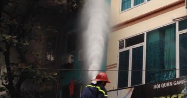 Chùm ảnh: Hỏa hoạn cực lớn tại phố Hồ Giám, Hà Nội