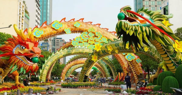 Linh vật rồng trên Đường hoa Nguyễn Huệ được giữ lại đến hết tháng Giêng