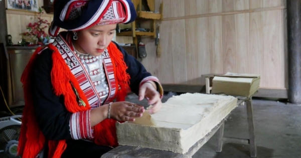 Giữ lửa nghề làm giấy bản của người Dao