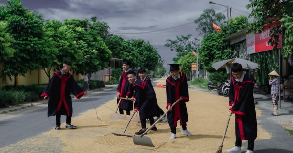 Bức ảnh kỷ yếu gây "sốt" vì một khoảnh khắc... ngoài kịch bản