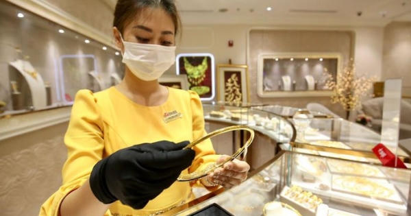 Sau khi 'ngất ngưởng' lên đỉnh, vàng lao dốc, người mua lỗ 4,5 triệu đồng/lượng