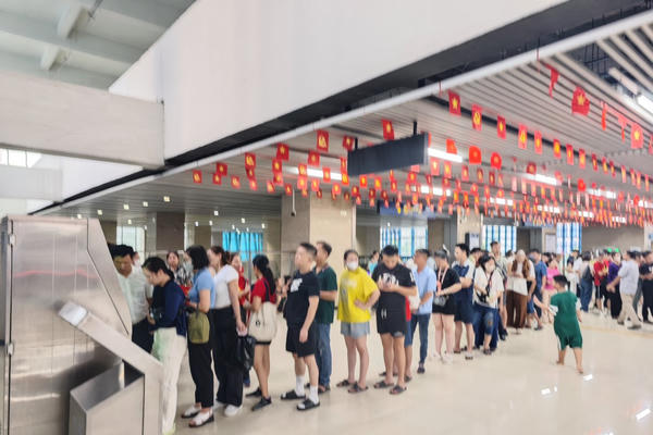 Hàng nghìn người chọn tàu điện trên cao đi xem tổng hợp luyện Hàng nghìn người chọn tàu điện trên cao đi xem tổng hợp luyện