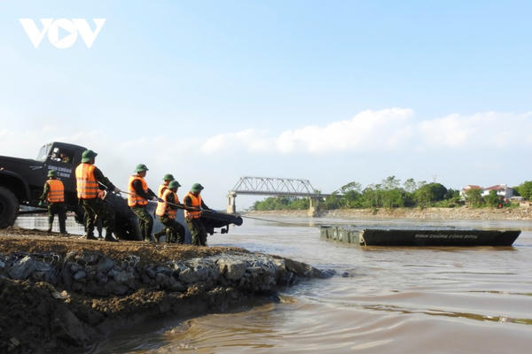 Phú Thọ: Bắc cầu phao, chuẩn bị thông xe cầu Phong Châu