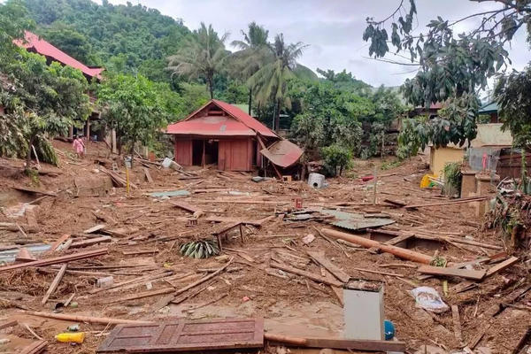 Gần 5.000 hộ dân vẫn đang bị cô lập hoàn toàn do mưa lũ tại Nghệ An