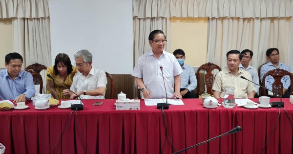 Chủ tịch UBND TP Cần Thơ Trần Việt Trường yêu cầu không để tồn đọng rác trong dân Chủ tịch UBND TP Cần Thơ Trần Việt Trường yêu cầu không để tồn đọng rác trong dân