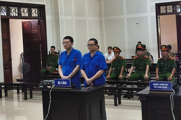 Hai công dân Trung Quốc lĩnh án tù vì mang tiền giả vào Việt Nam