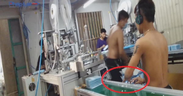 Bản tin kinh tế plus: Hãi hùng cơ sở sản xuất khẩu trang lót giấy vệ sinh bên trong