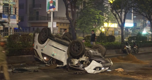 Bốn người Đài Loan chui ra từ “xế hộp” lật ngửa Bốn người Đài Loan chui ra từ “xế hộp” lật ngửa