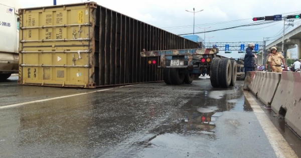 TP HCM: Một buổi chiều, hai vụ lật xe
