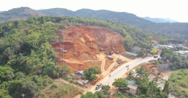 Lâm Đồng: Một ngọn núi đang dần biến mất, suối thì bị "bức tử" dòng chảy vì đâu? Lâm Đồng: Một ngọn núi đang dần biến mất, suối thì bị "bức tử" dòng chảy vì đâu?