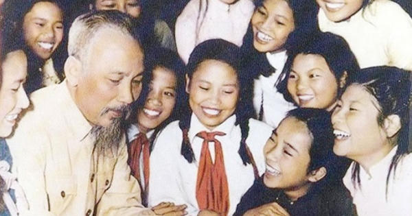 Thầy giáo Hồ Chí Minh