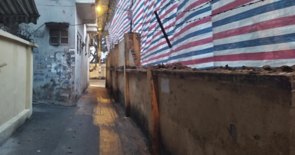 Ba Đình, Hà Nội: Người dân ngao ngán vì bức tường “tử thần” chưa được tháo dỡ