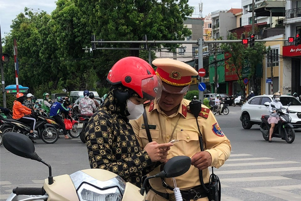 Hà Nội: Nữ tài xế đầu tiên bị tạm giữ giấy phép lái xe tích hợp trên VNeID Hà Nội: Nữ tài xế đầu tiên bị tạm giữ giấy phép lái xe tích hợp trên VNeID