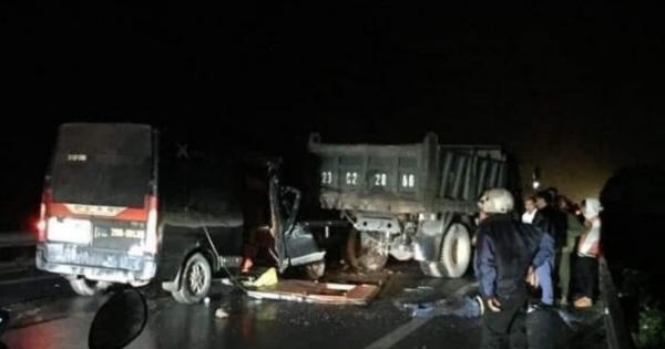 Ít nhất 3 người thiệt mạng sau khi xe khách đâm ô tô tải đỗ bên đường