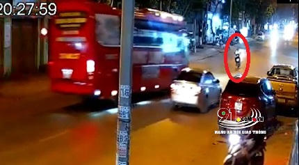 Cố tình vượt xe con, xe khách lấn làn gây tai nạn nghiêm trọng