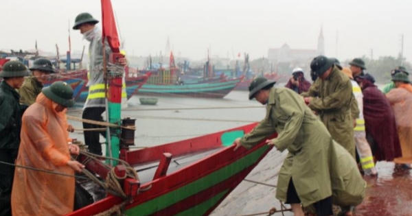 Chùm ảnh: Chính quyền và nhân dân Hà Tĩnh chuẩn bị phương án đối phó với siêu bão số 10