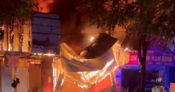Bà hoả ghé thăm dãy hàng quán ở Hà Đông bốc cháy rừng rực, một căn bị sập hoàn toàn