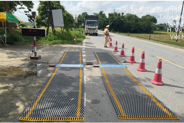 Nam Định: Công an huyện Vụ Bản ra quân xử lý xe chở quá khổ, quá tải