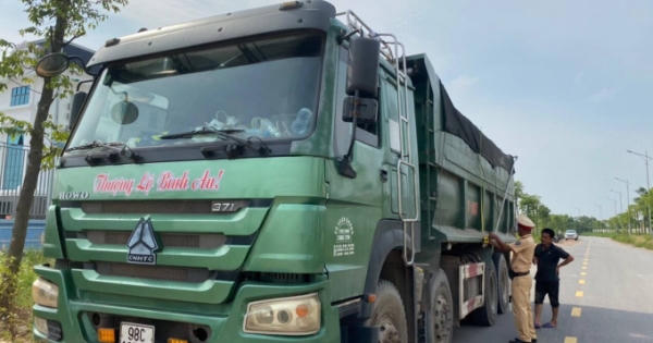 Công an TP Bắc Giang xử lý xe quá khổ, quá tải