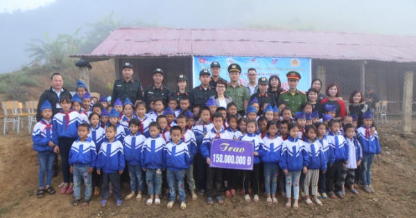 Trao 150 triệu đồng cho thầy và trò trường Tiểu học Mường Lống 2 Trao 150 triệu đồng cho thầy và trò trường Tiểu học Mường Lống 2