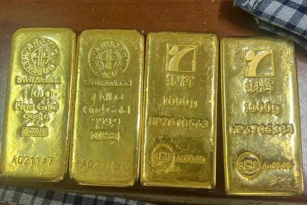 Vận chuyển 4kg vàng qua cửa khẩu để lấy tiền công