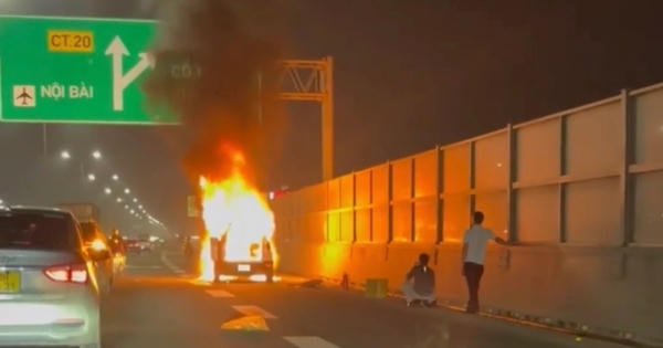 Ô tô bất ngờ bốc cháy ngùn ngụt trên đường vành đai 3