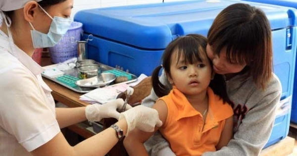 Khan hiếm vắc xin ”5 trong 1”: Bỏ tiền triệu  “săn”  vắc xin