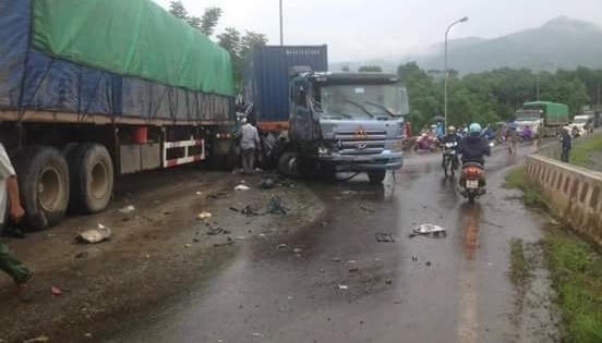 Hòa Bình: 4 xe ô tô tông nhau liên hoàn làm 6 người thương vong