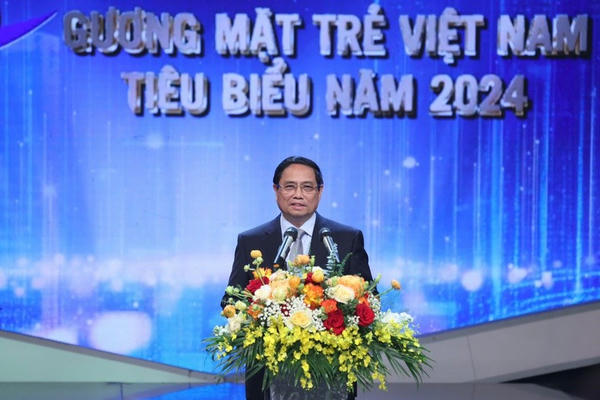 Thủ tướng Phạm Minh Chính trao thưởng cho 10 gương mặt trẻ tiêu biểu năm 2024