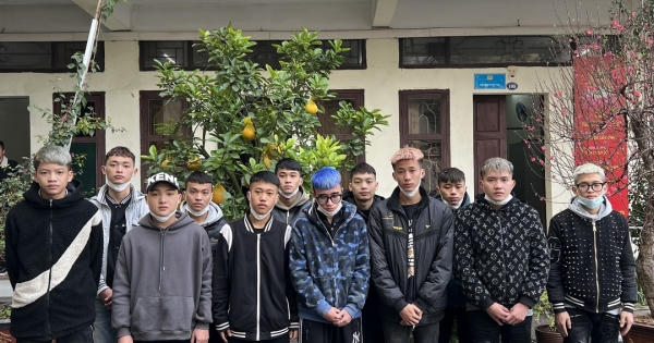 Bắt nhóm thanh niên "choai" cầm dao, kiếm...cướp xe máy của người đi đường trong đêm