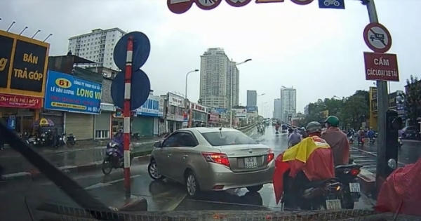 Hà Nội: Xế hộp biển đẹp vô tư quay đầu tại cầu vượt Lê Văn Lương