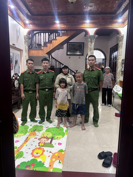 Công an kịp thời hỗ trợ, đưa hai cháu bé đi lạc trở về với gia đình