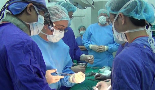 Đã có đốt sống nhân tạo thay thế cho người bị bệnh cột sống