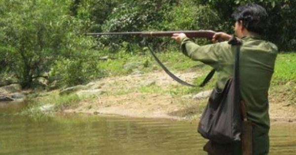 Nghi thú rừng, giương súng bắn nhầm người cùng làng